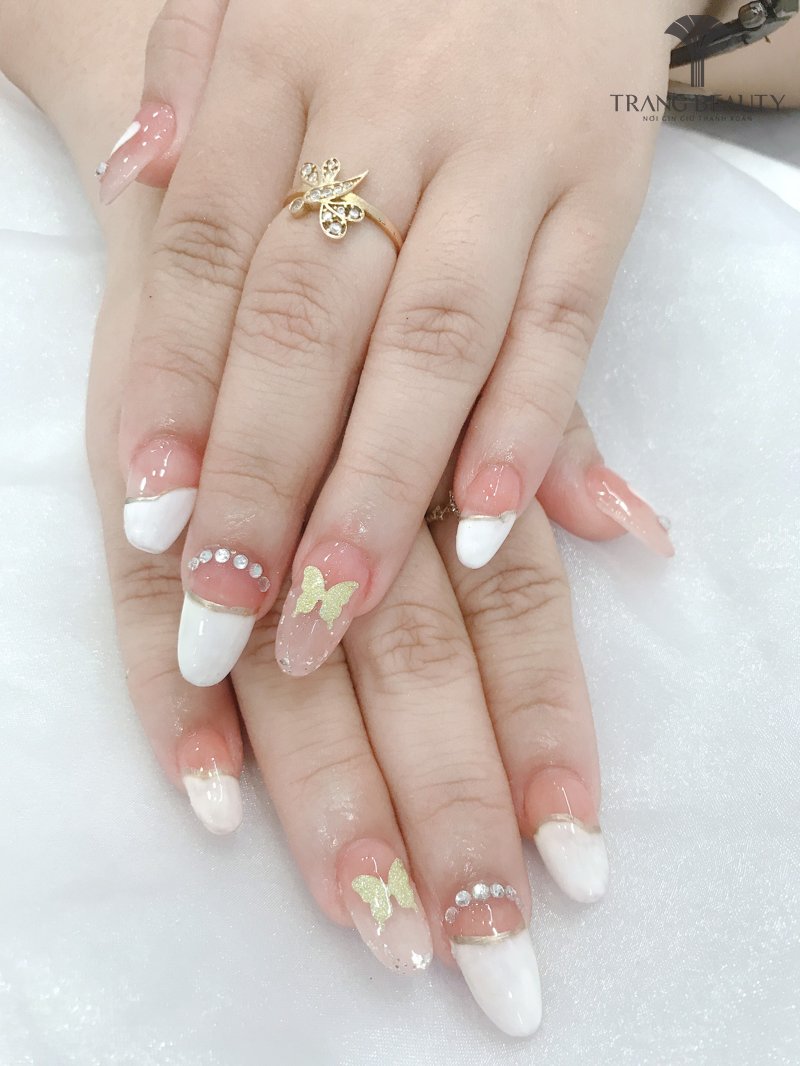 Bộ móng sơn French cho ngày vui của các cô dâu