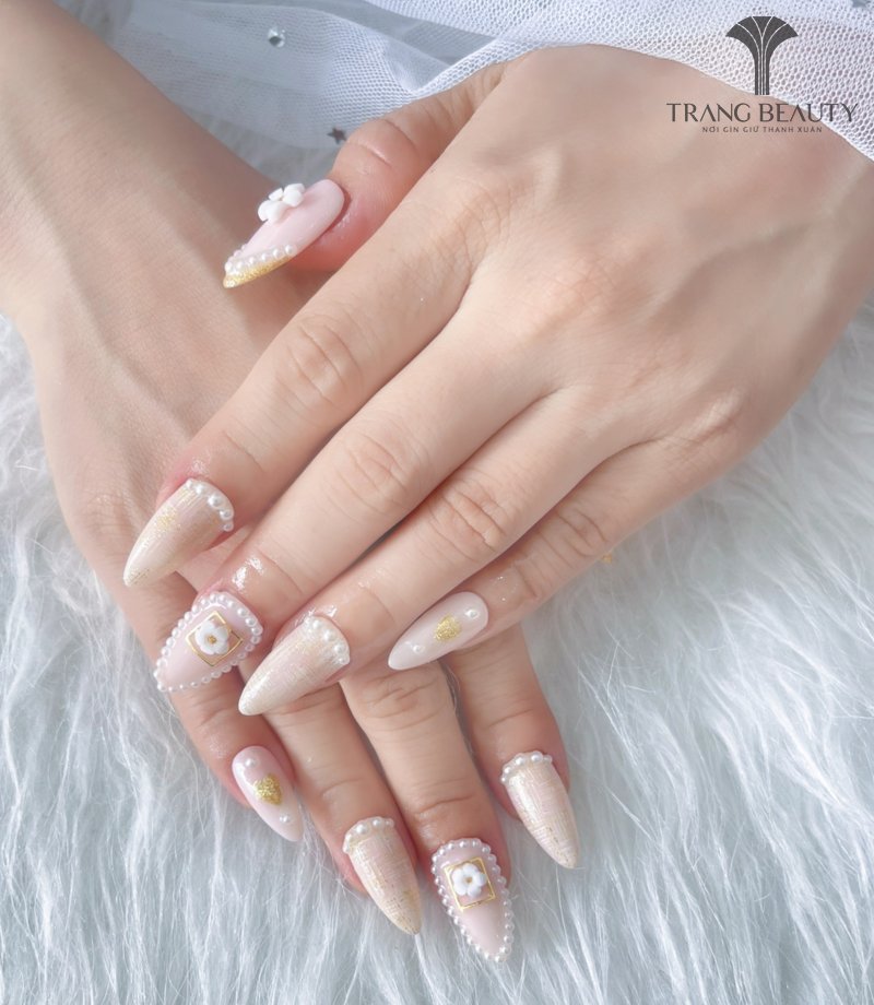 Nail cô dâu màu trắng đính ngọc trai đầy tượng
