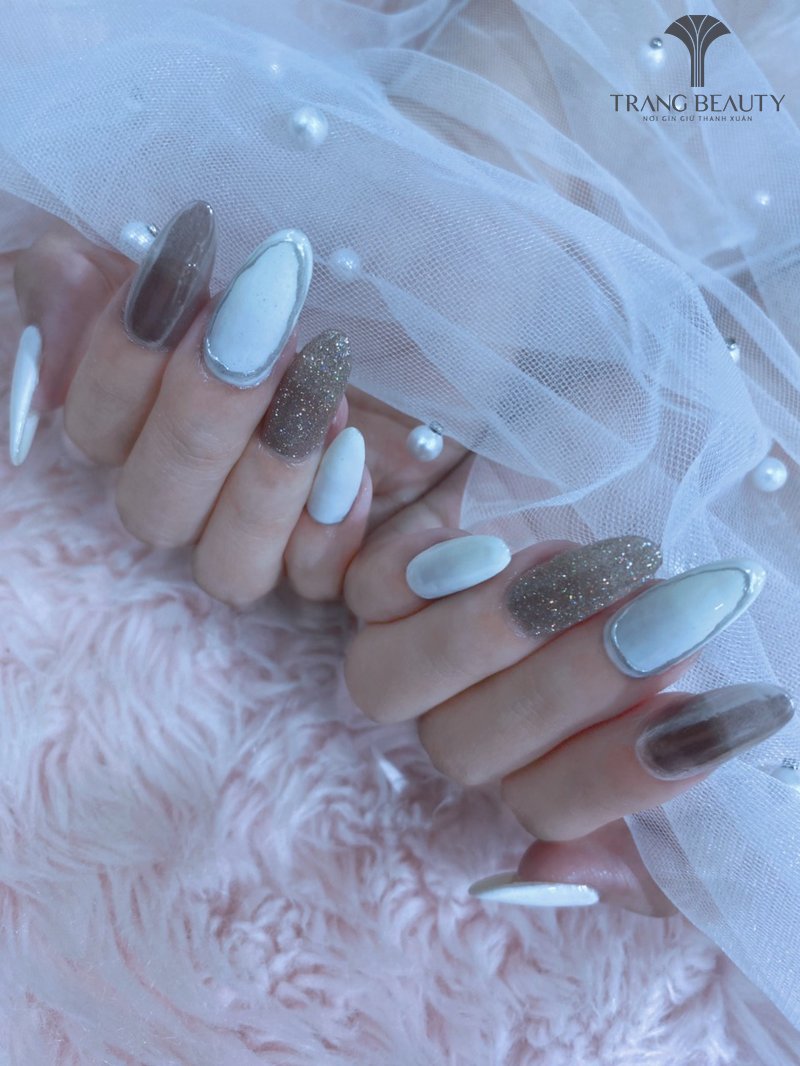 Mẫu nail cô dâu màu trắng kết hợp cùng điểm nhấn kim tuyến bạc