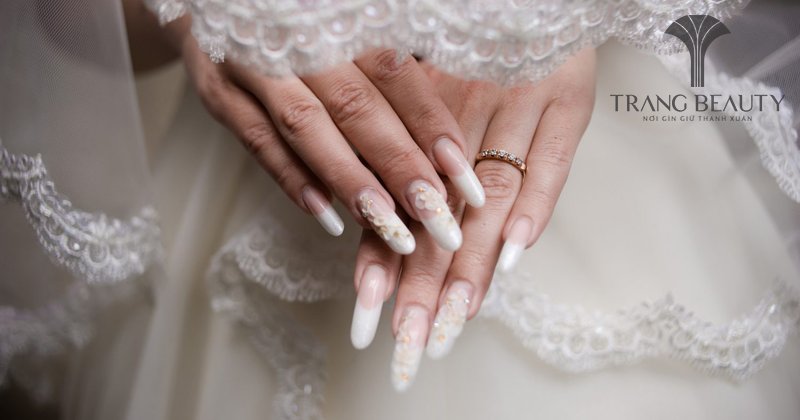 Mẫu nail phù hợp sẽ giúp nàng dâu tỏa sáng trong ngày vui của mình