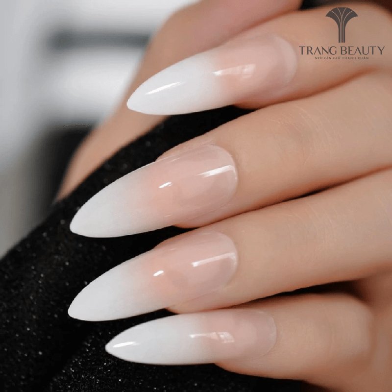 Mẫu nail màu trắng ombre nhẹ nhàng, nữ tính