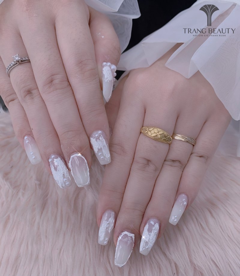 Mẫu nail màu trắng đính đá cầu kỳ, sang trọng