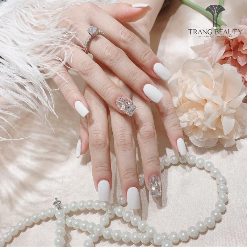 Chi tiết đính đá giúp bộ nail thêm phần quyến rũ