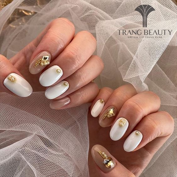Điểm nhấn vàng tạo nét đặc biệt cho bộ nail của các cô dâu