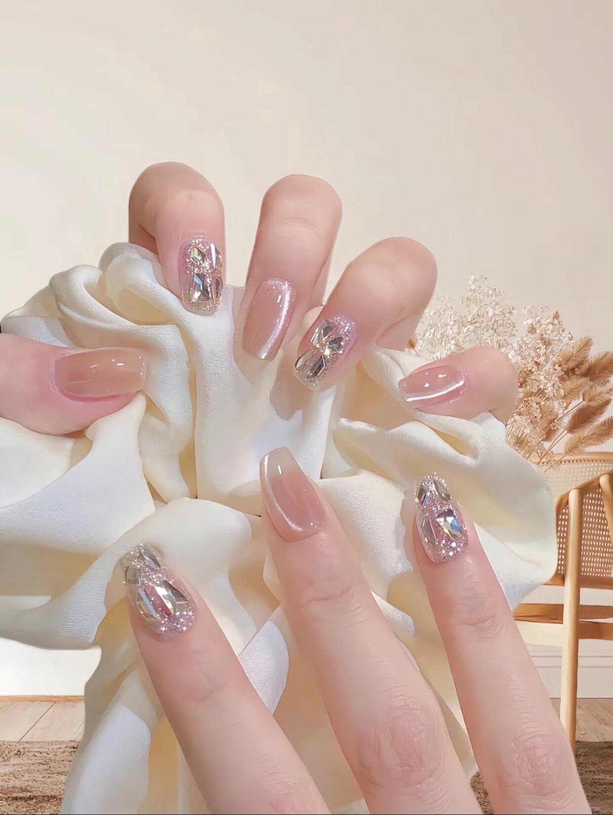 ãy để những mẫu nail vuông tinh tế và sang trọng này tô điểm thêm cho vẻ đẹp rạng ngời của bạn trong ngày cưới nhé