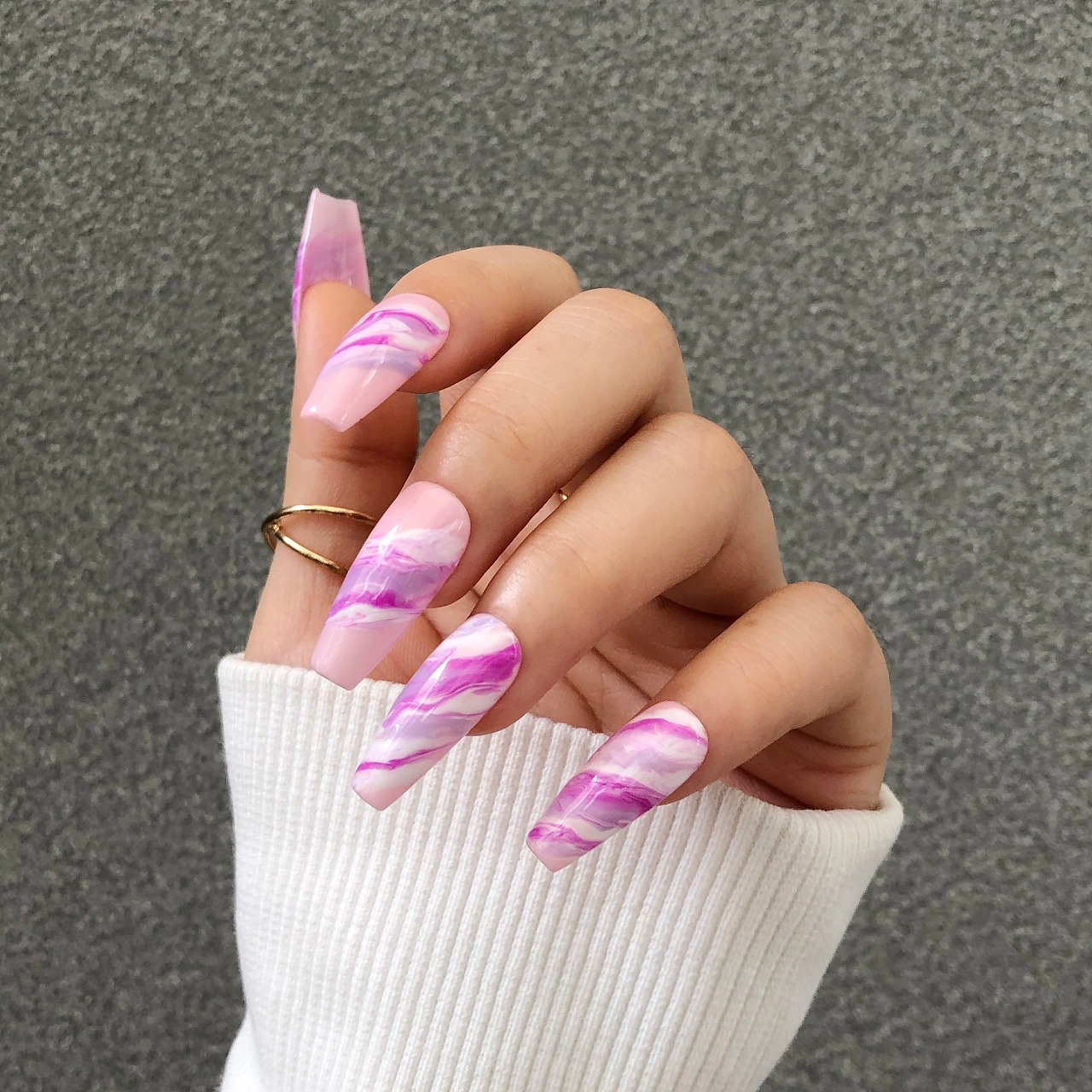 Nail móng vuông với họa tiết loang màu