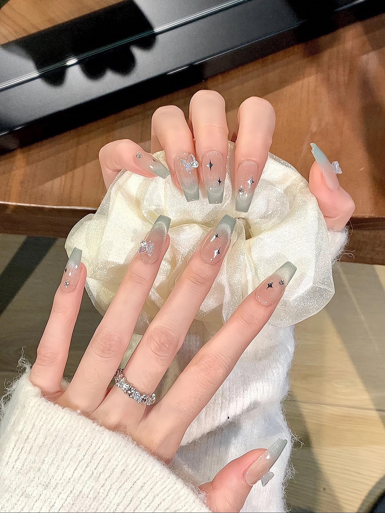 Mê mẩn với ánh lấp lánh huyền bí của mẫu nail móng vuông mắt mèo