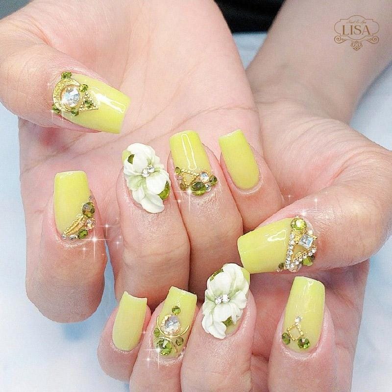 Nail nhũ vàng đính đá tinh tế