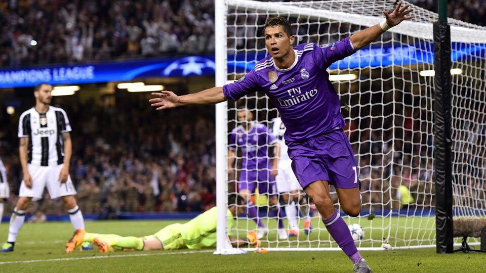 299+ Hình nền Ronaldo siêu đẹp, ngầu trên sân cỏ cho điện thoại, máy tính