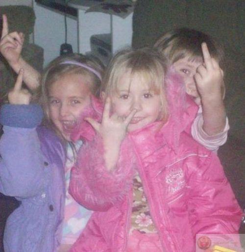 Hình ảnh ngón tay giữa meme khiến người dùng thích thú vì nét hài hước độc lạ