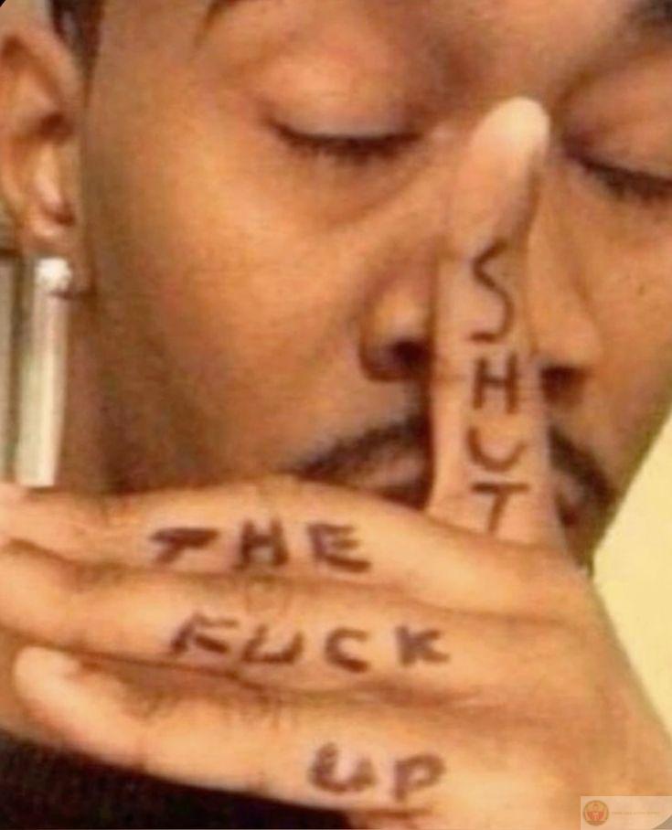 Meme giơ ngón giữa khiến những bức ảnh trở nên hài hước và ấn tượng hơn nhiều