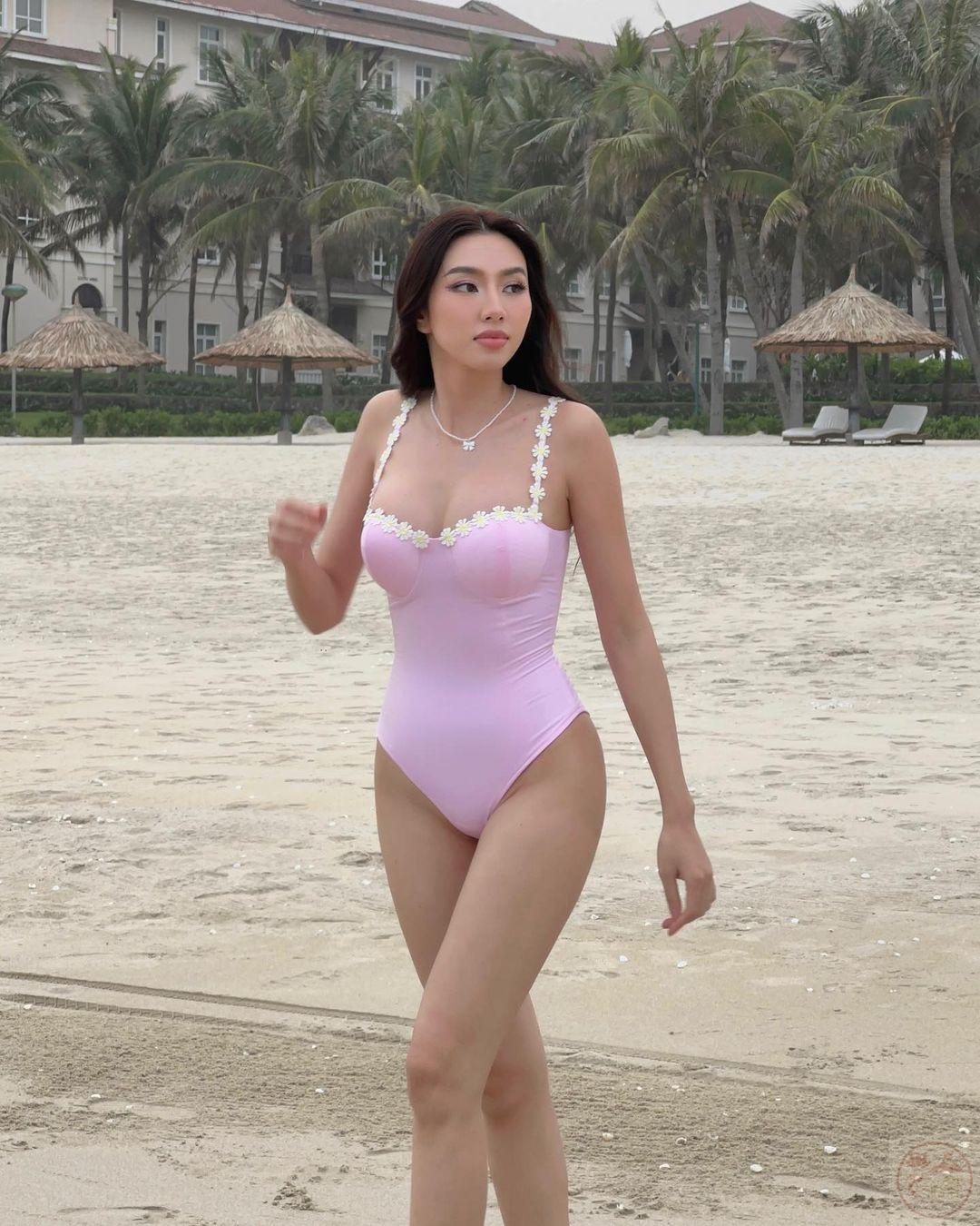 Thùy Tiên bikini