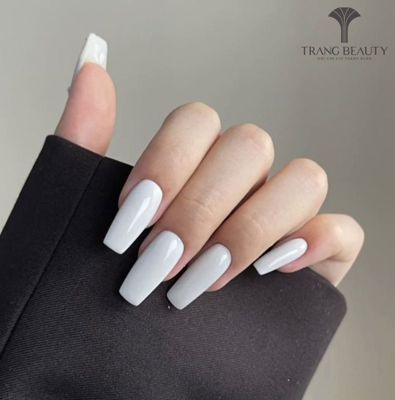 Mẫu nail trơn trắng sang chảnh