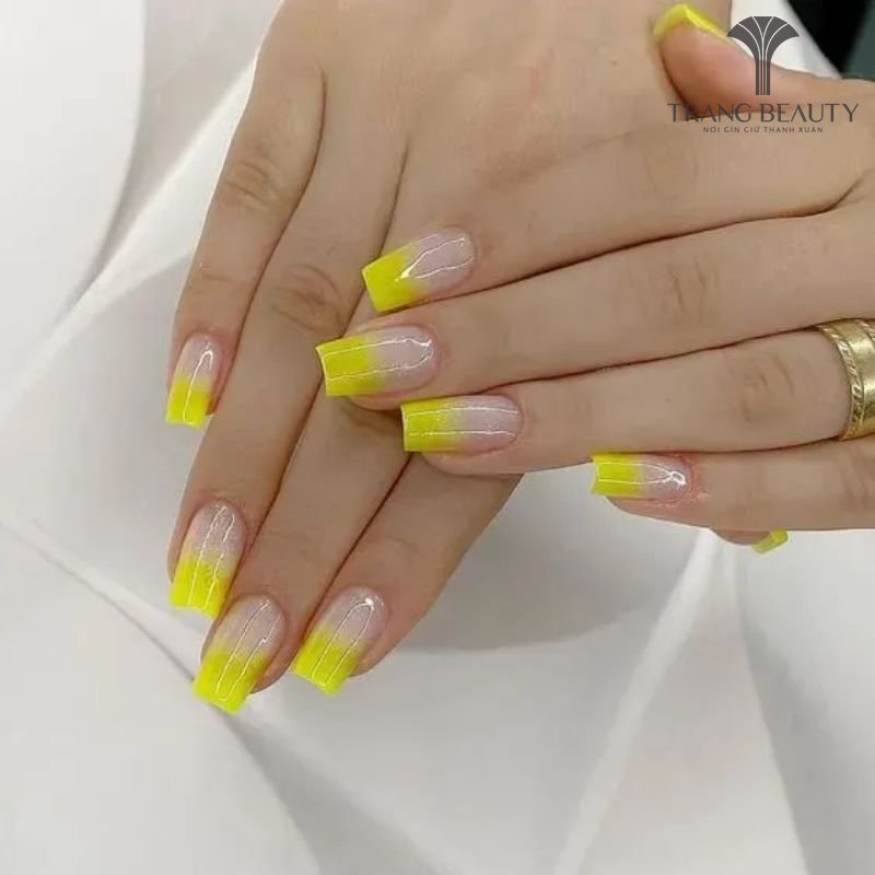 Nail trơn vàng phối màu lạ mắt