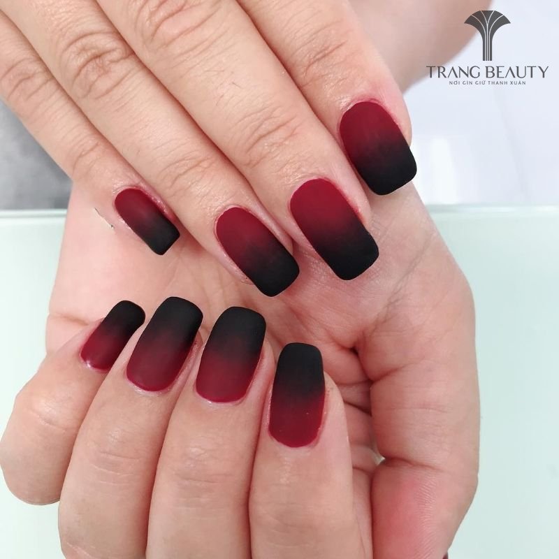Kiểu nail trơn đen đỏ sơn mờ