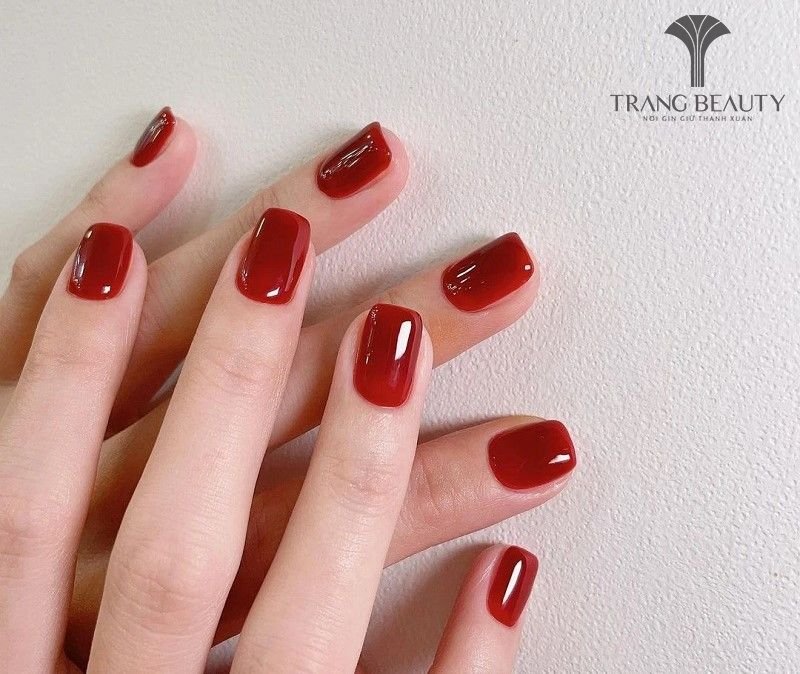 Mẫu móng trơn màu đỏ sang trọng