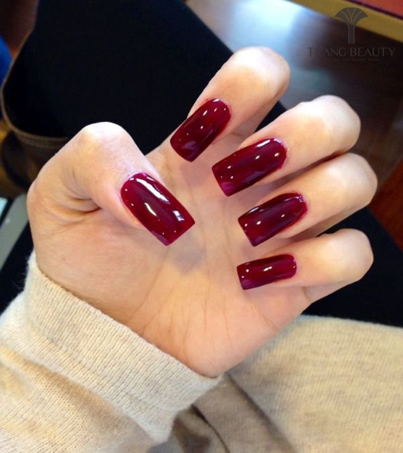 Mẫu móng trơn màu đỏ mận