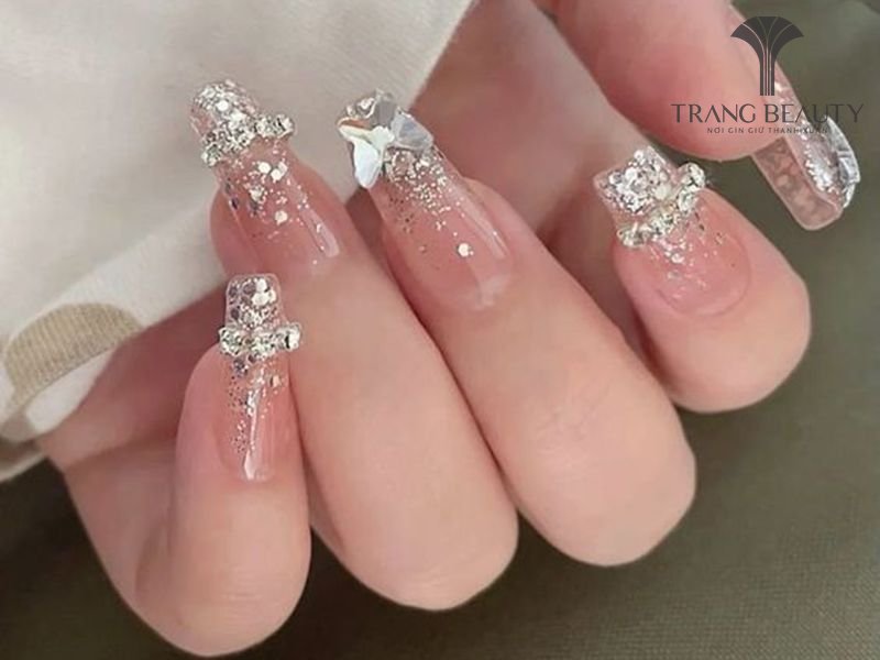 Móng trơn màu hồng thạch đính đá