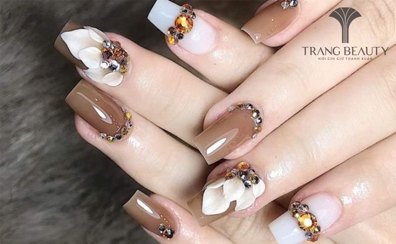 Móng trơn màu nâu sữa đính đá