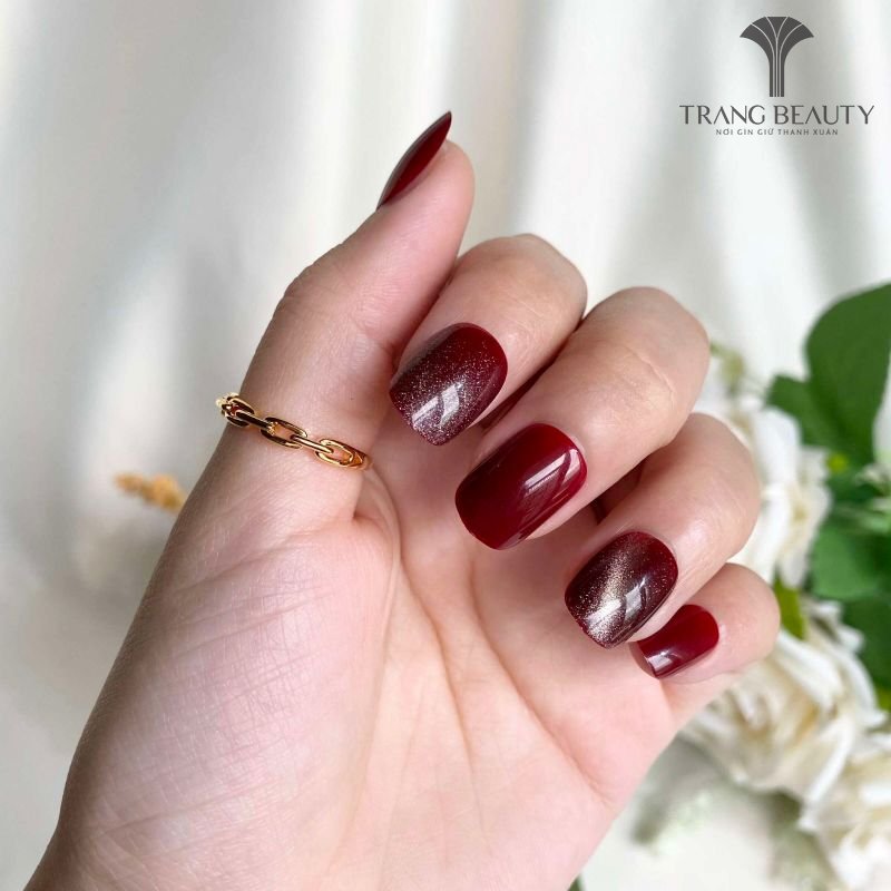Kiểu móng màu đỏ trơn sẫm