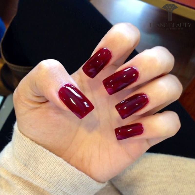 Kiểu móng màu đỏ trơn sẫm hợp với người da ngăm