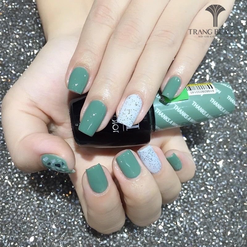 Nail trơn màu xanh lục bảo sành điệu
