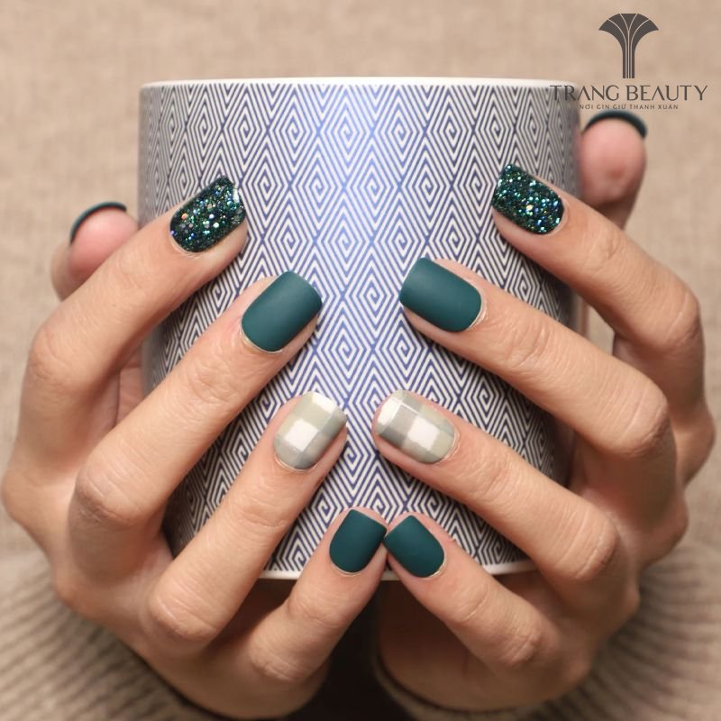 Nail trơn màu xanh lục bảo nhiều họa tiết