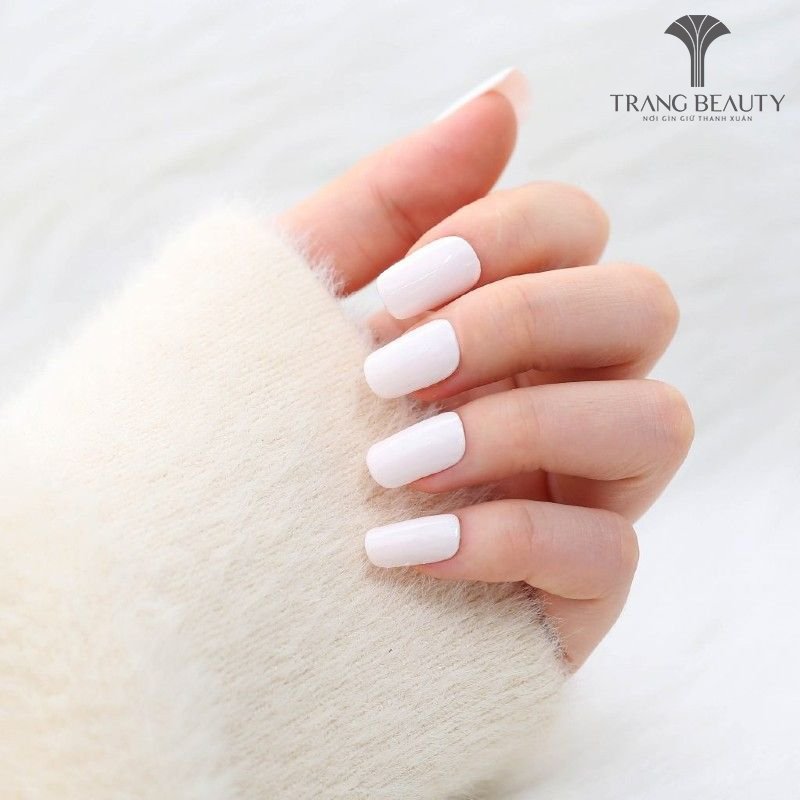 Mẫu nail trơn trắng HOT trend