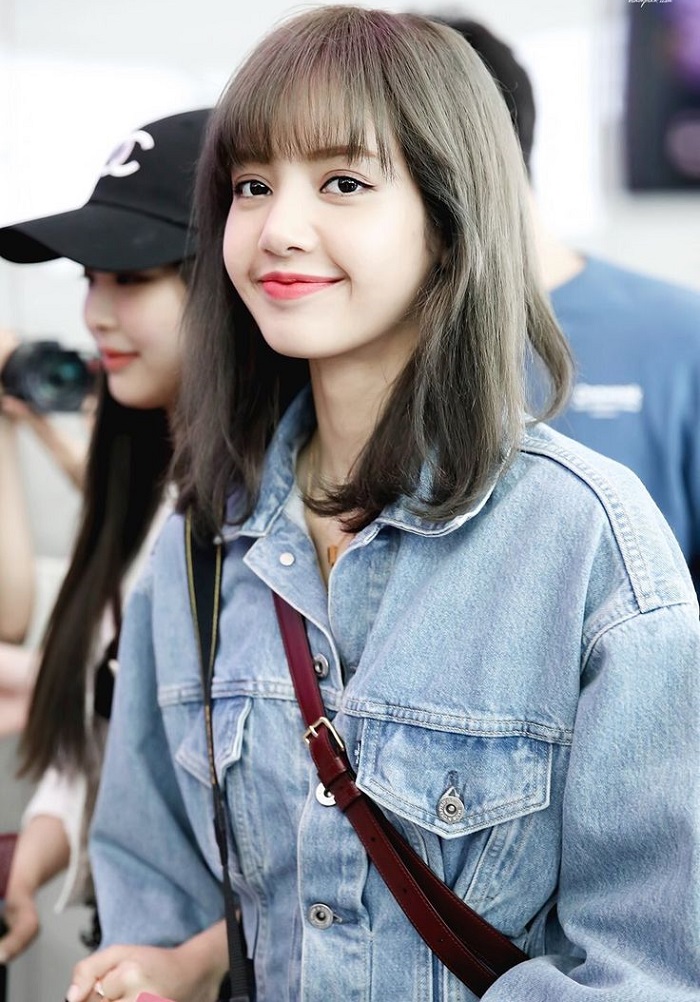 Ảnh Lisa khi đang di chuyển đến sân bay cùng các thành viên Blackpink