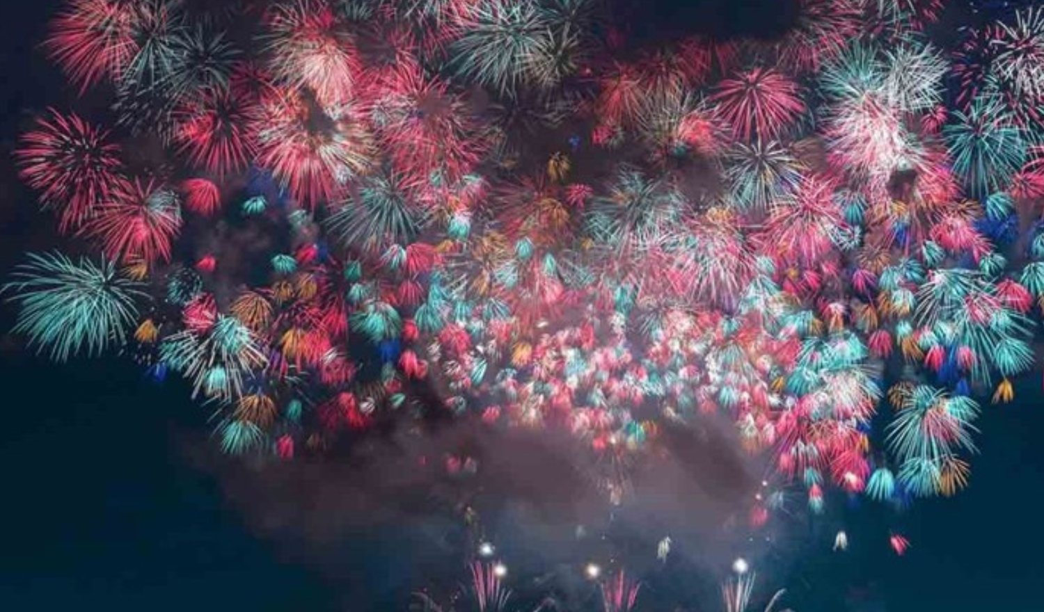 Pháo hoa lấp lánh trên bầu trời