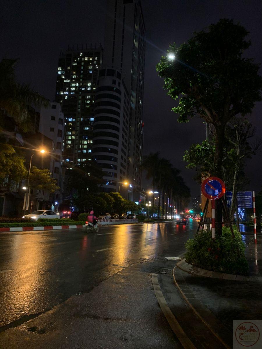 Những góc phố cổ Hà Nội trong mưa đêm gợi nên vẻ đẹp quen thuộc