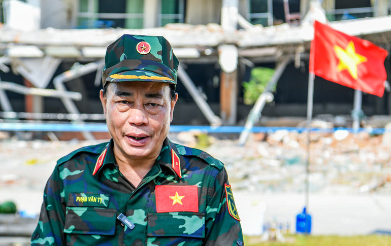 Lực lượng cứu hộ, cứu nạn Quân đội nhân dân Việt Nam tham gia giải cứu thành công một người bị mắc kẹt 5 ngày dưới đống đổ nát.