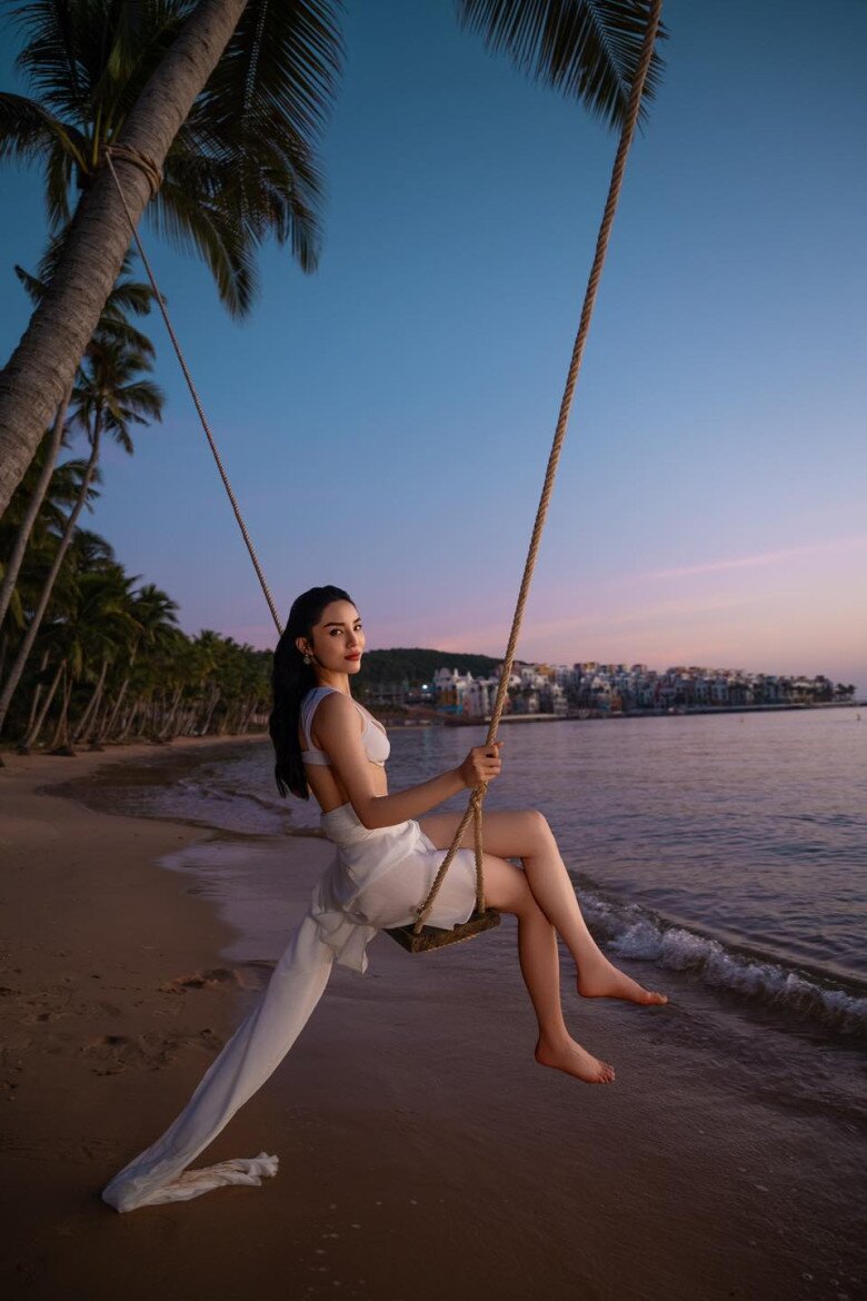 Dù là trong các bộ ảnh thời trang hay những khoảnh khắc đời thường, Kỳ Duyên vẫn giữ được vẻ sexy rất riêng. Cô ưa chuộng các thiết kế bodycon, crop top ôm sát mix cùng quần jeans cạp cao, tôn trọn vẹn hình thể chữ S chuẩn chỉnh.