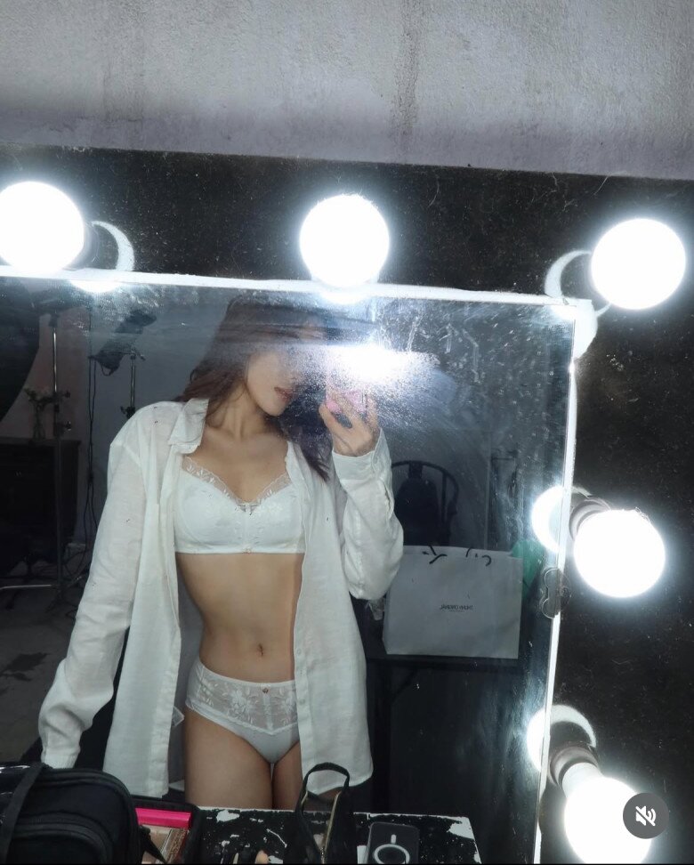 Trên sàn diễn và trong các bộ ảnh thời trang, Kỳ Duyên nhiều lần “lấn át” dàn người mẫu nhờ vóc dáng chuẩn, thần thái kiêu kỳ và cách pose dáng chuyên nghiệp. Điều này giúp cô ngày càng được xem là fashion icon mới của Vbiz.