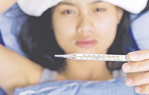 Bệnh nhân đi ngoài phân đen kèm theo sốt cao cần đến gặp bác sĩ để khám và điều trị kịp thời.