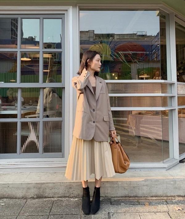 phối đồ với chân váy xếp ly dài