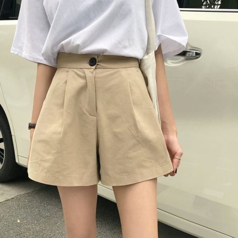 Áo thun kết hợp cùng quần short cạp cao đơn giản