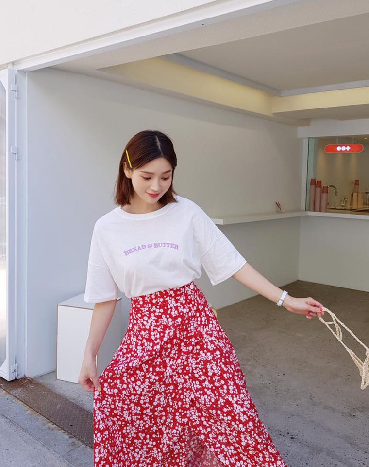 Áo trơn kết hợp cùng chân váy dài họa tiết
