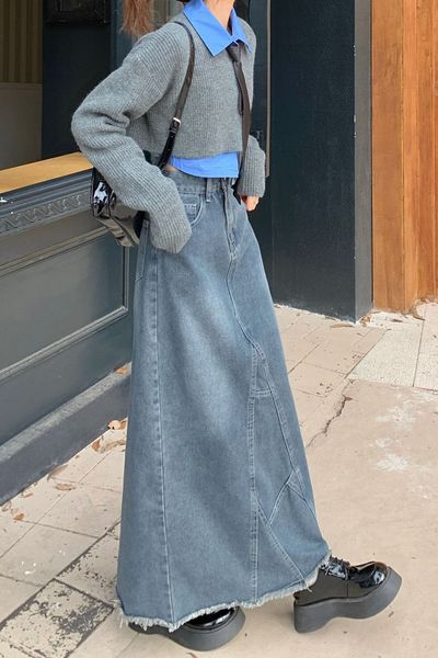 Chân váy jean dài phối với boots cổ thấp