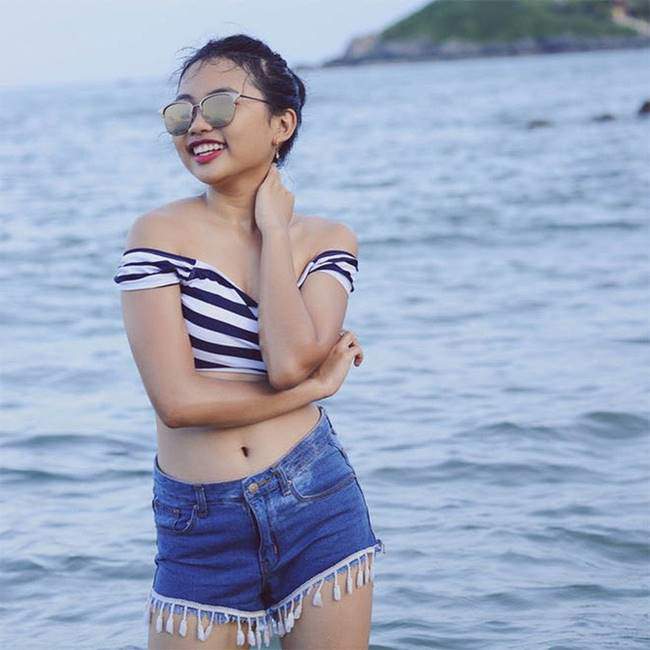 Trước đây cô nàng từng gây sốt khi diện đồ phóng khoáng đi biển.