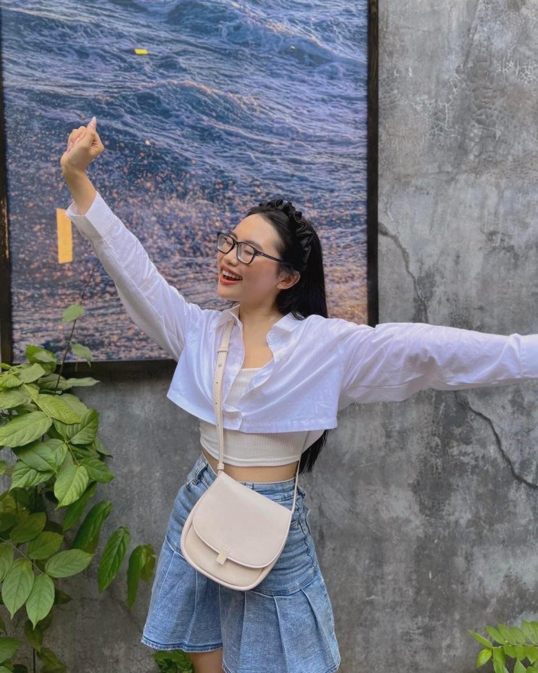 Quần short jeans kiểu cách nhẹ nhàng, phù hợp để đi biển.