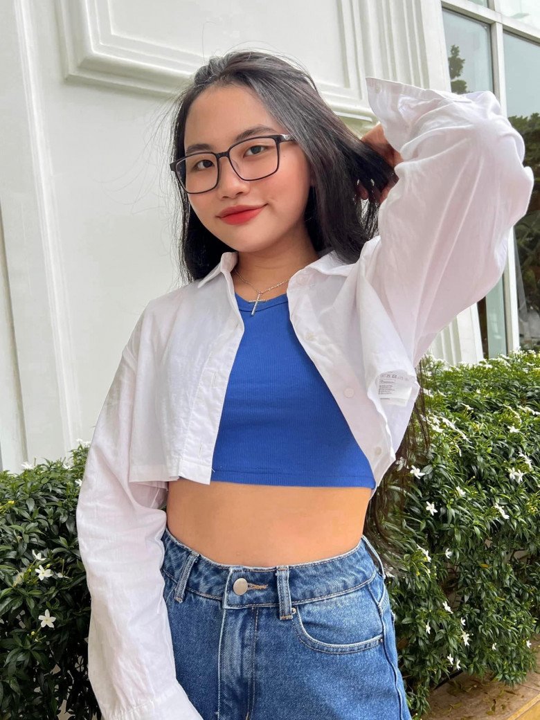Crop top nhiều màu sắc và ôm lấy cơ thể khoe được chiếc eo thon gọn.