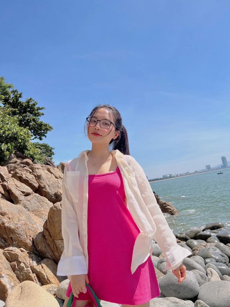 Váy ngắn màu sắc là lựa chọn hoàn mỹ cho những chuyến đi biển thêm ấn tượng.