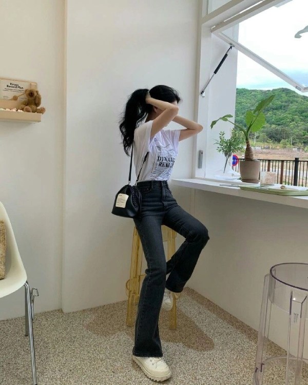 Phối quần ống loe với áo len