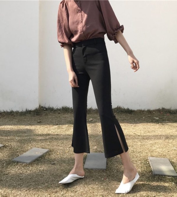 Phối quần ống loe cùng áo croptop