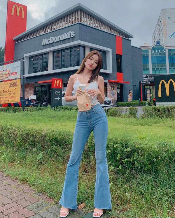 Blazer là câu trả lời hoàn hảo cho quần ống le phối với áo gì.