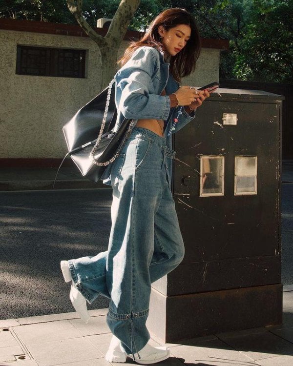 Quần jean ống loe mặc với áo gì? Cách phối đồ với quần jean ống loe