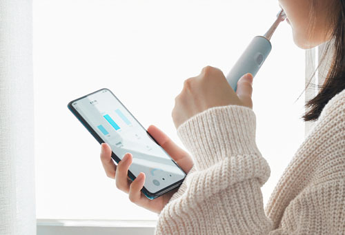 Kết nối với ứng dụng trên điện thoại để theo dõi tình trạng răng của mình