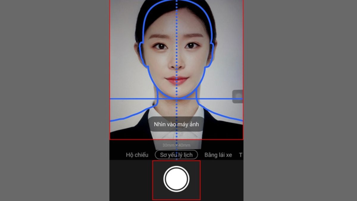Không cười quá lớn, không nghiêng đầu. Biểu cảm tự nhiên, nghiêm túc là phù hợp nhất.