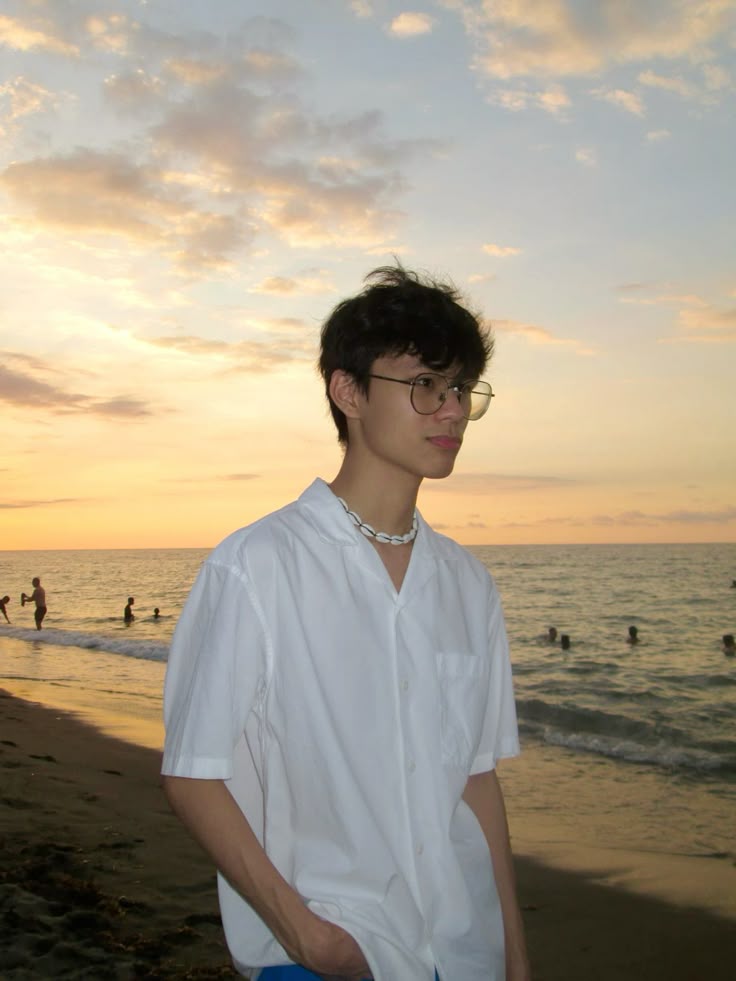 Tạo dáng chụp ảnh đi biển cho nam